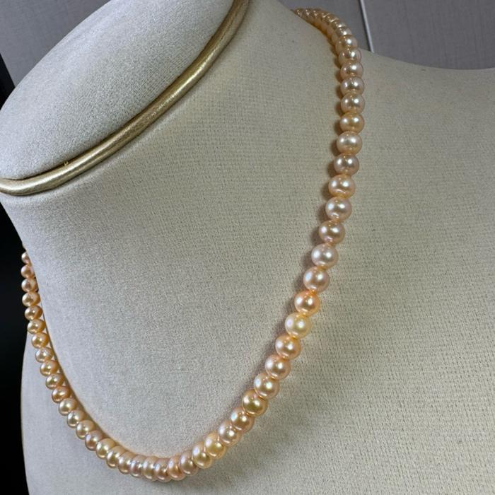 Batch 2 – Kalung Mutiara Asli Champagne Golden Collection Kalung mutiara asli air tawar dengan warna Champagne Golden yang elegan dan memancarkan kemewahan alami. Nuansa keemasan yang lembut berpadu dengan luster yang indah, menciptakan tampilan - Gambar 6