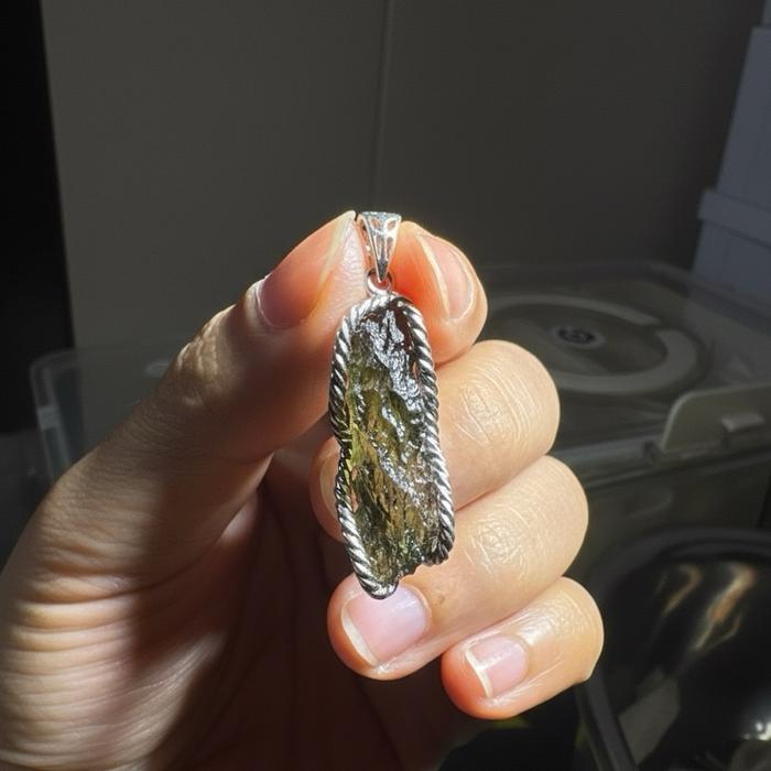 Crysjade Liontin Moldavite – Batu Energi Kosmik Langka dengan Tekstur Natural & Warna Hijau Transparan untuk Kolektor dan Pecinta Batu Langka - Gambar 3