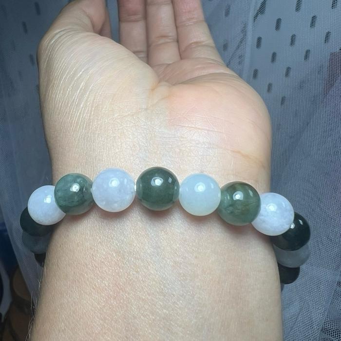 Gelang Giok Burma – Keseimbangan Elegan Dua Warna - Gambar 2