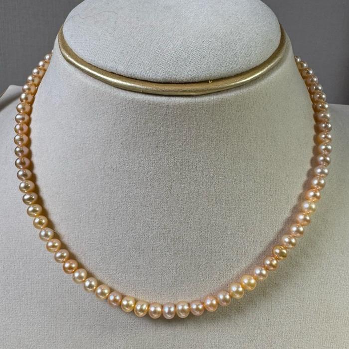 Batch 2 – Kalung Mutiara Asli Champagne Golden Collection Kalung mutiara asli air tawar dengan warna Champagne Golden yang elegan dan memancarkan kemewahan alami. Nuansa keemasan yang lembut berpadu dengan luster yang indah, menciptakan tampilan - Gambar 4