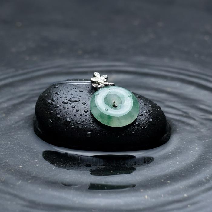 Liontin cantik berbentuk donut dari Giok Burma (Jadeite) natural - Gambar 2