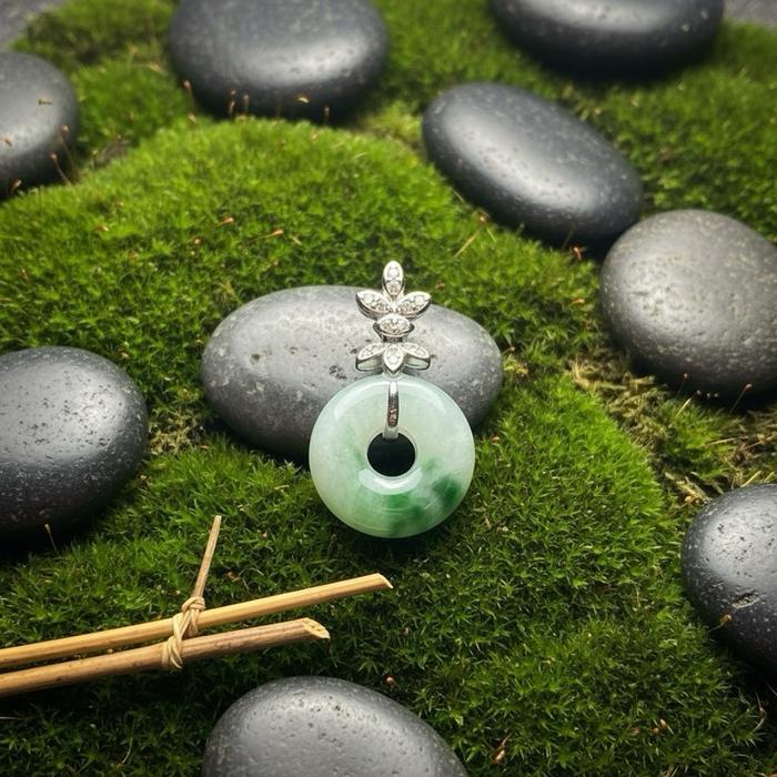 Liontin Giok Burma Floating Green Bentuk Donut – Silver 925 - Gambar 8