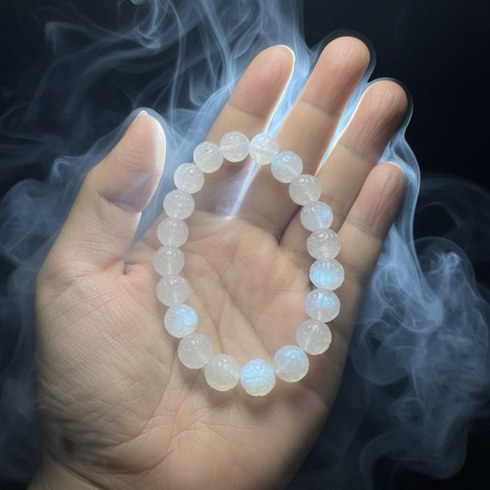 Blue Moonstone Top Quality – Lucky Cloud Gelang dengan Kilau Biru Lembut dan Desain Lucky Cloud untuk Kesan Anggun dan Eksklusif