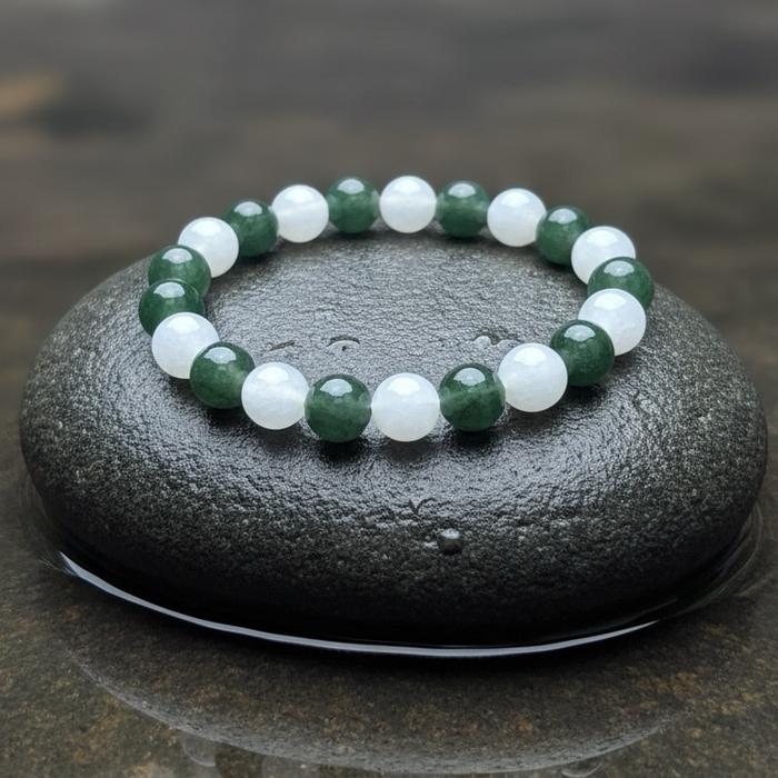 Gelang Giok Burma – Keseimbangan Elegan Dua Warna