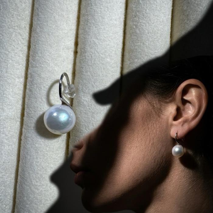 Anting Mutiara Bundar Simple Elegant – Silver 925 Hadir dengan desain minimalis yang clean dan timeless - Gambar 3