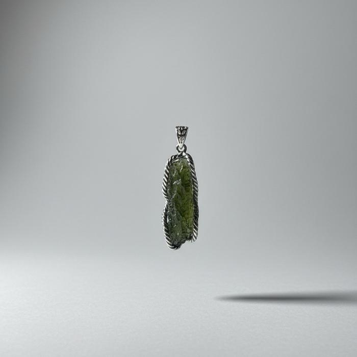 Crysjade Liontin Moldavite – Batu Energi Kosmik Langka dengan Tekstur Natural & Warna Hijau Transparan untuk Kolektor dan Pecinta Batu Langka - Gambar 6