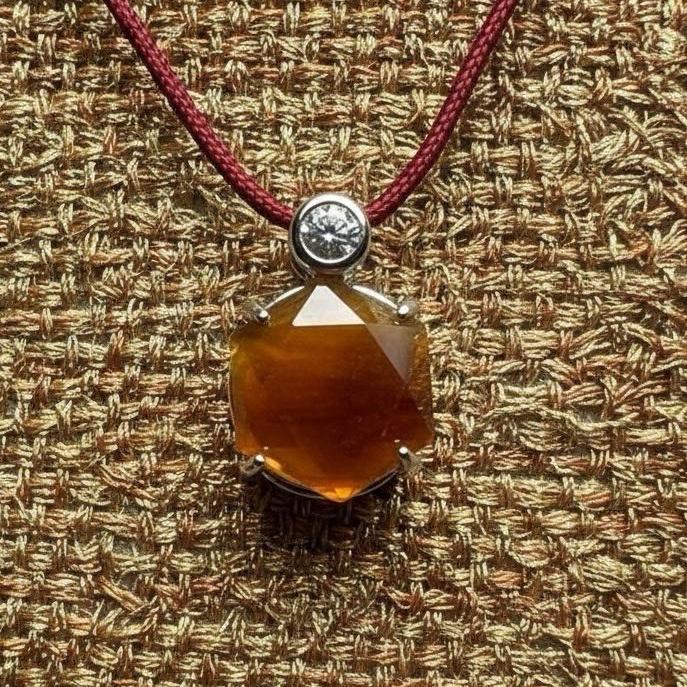 Liontin Yellow Jade Burma Cutting Diamond dengan Silver 925