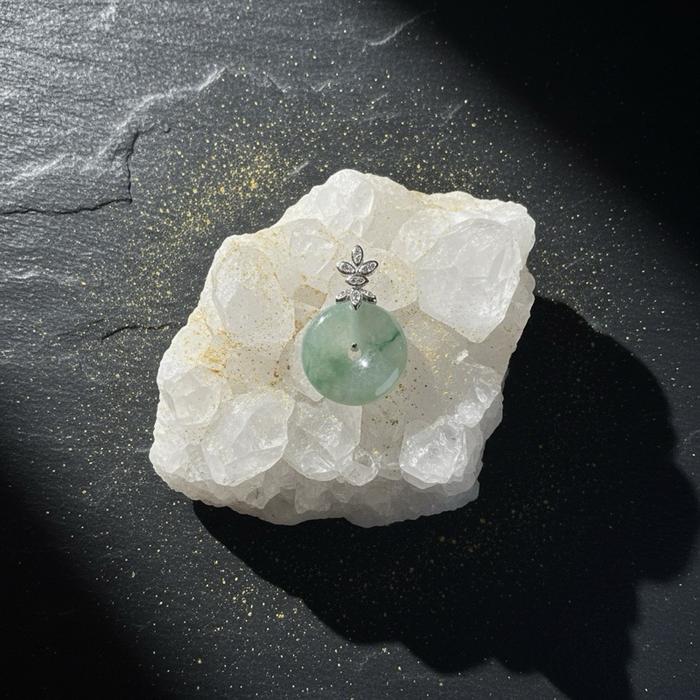 Liontin cantik berbentuk donut dari Giok Burma (Jadeite) natural - Gambar 6