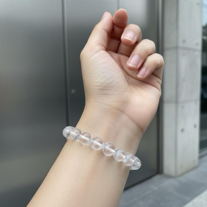Gelang Himalayan Quartz ini menampilkan kejernihan alami dengan karakter kristal yang kuat dan bersih, mencerminkan energi murni dari Pegunungan Himalaya. - Gambar 2