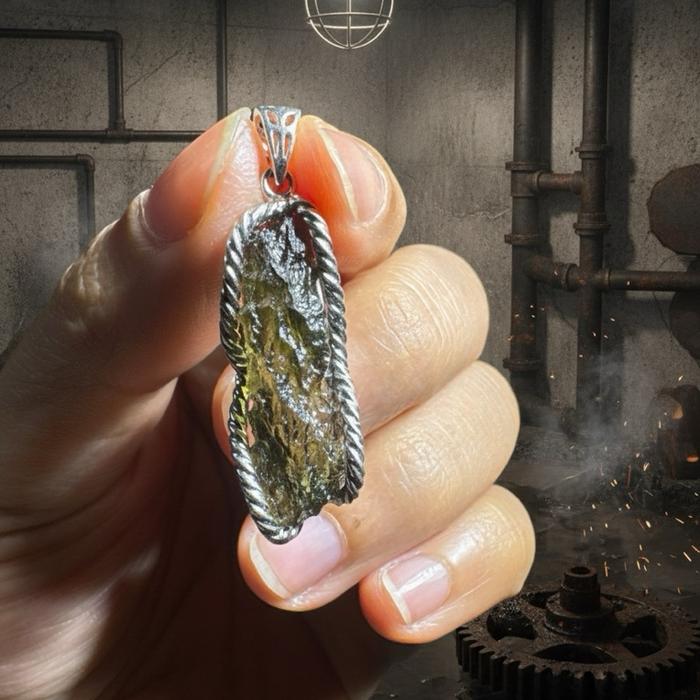 Crysjade Liontin Moldavite – Batu Energi Kosmik Langka dengan Tekstur Natural & Warna Hijau Transparan untuk Kolektor dan Pecinta Batu Langka - Gambar 4