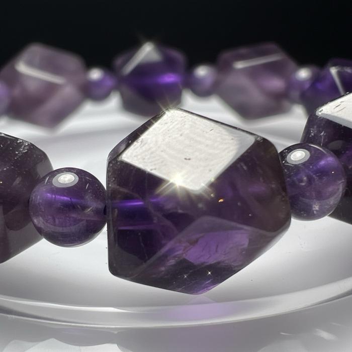 Crysjade Gelang Amethyst Brasil Alami Ungu Tua Potongan Free-form Faceted Geometris 17 cm Eksklusif & Kuat untuk Pemakaian Harian - Gambar 4