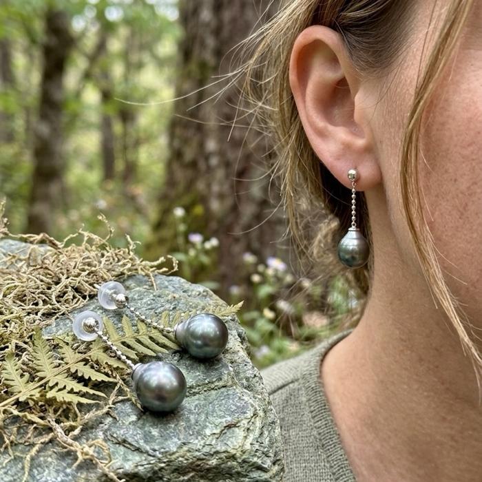 Crysjade Anting Tahitian Pearl Drop Earrings – Barang Langka dari Laut Dalam dengan Kilau Misterius dan Bentuk Teardrop Elegan untuk Gaya Mewah - Gambar 4