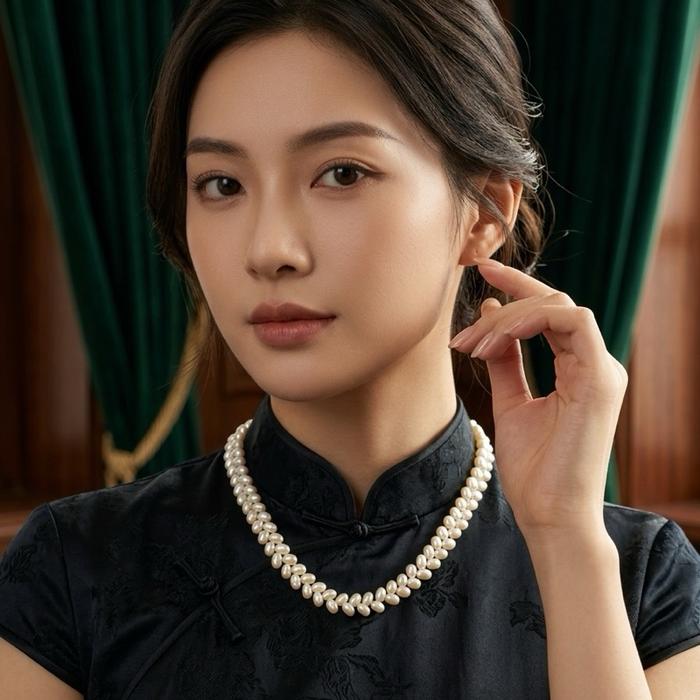 Crysjade Kalung Mutiara Rice Shape White Edition Asli Air Tawar dari Zhuji Zhejiang China dengan Luster Elegan dan Bentuk Oval Memanjang untuk Berbagai Kesempatan