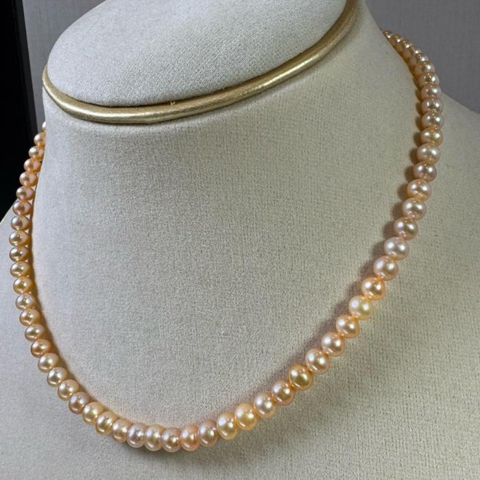 Batch 2 – Kalung Mutiara Asli Champagne Golden Collection Kalung mutiara asli air tawar dengan warna Champagne Golden yang elegan dan memancarkan kemewahan alami. Nuansa keemasan yang lembut berpadu dengan luster yang indah, menciptakan tampilan - Gambar 5