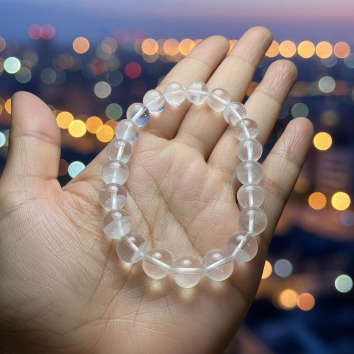 Gelang Himalayan Quartz ini menampilkan kejernihan alami dengan karakter kristal yang kuat dan bersih, mencerminkan energi murni dari Pegunungan Himalaya. - Gambar 3