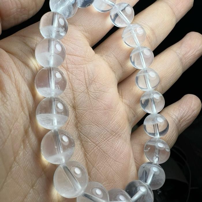 Gelang Himalayan Quartz ini menampilkan kejernihan alami dengan karakter kristal yang kuat dan bersih, mencerminkan energi murni dari Pegunungan Himalaya. - Gambar 5